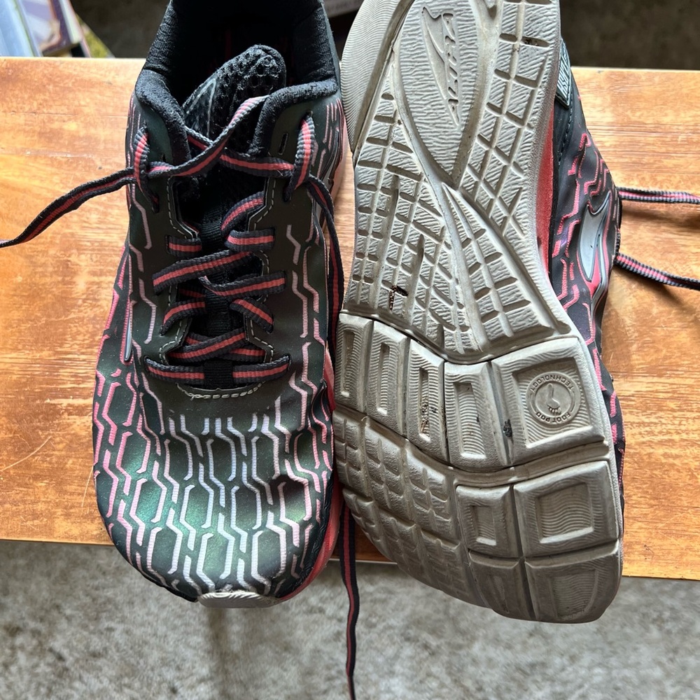 Black and Red Sneakers with Wavy Linear Pattern